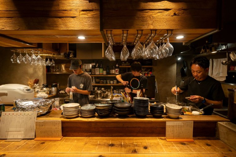 カウンターのほかテーブル席も3卓用意し、複数人での利用も◎。