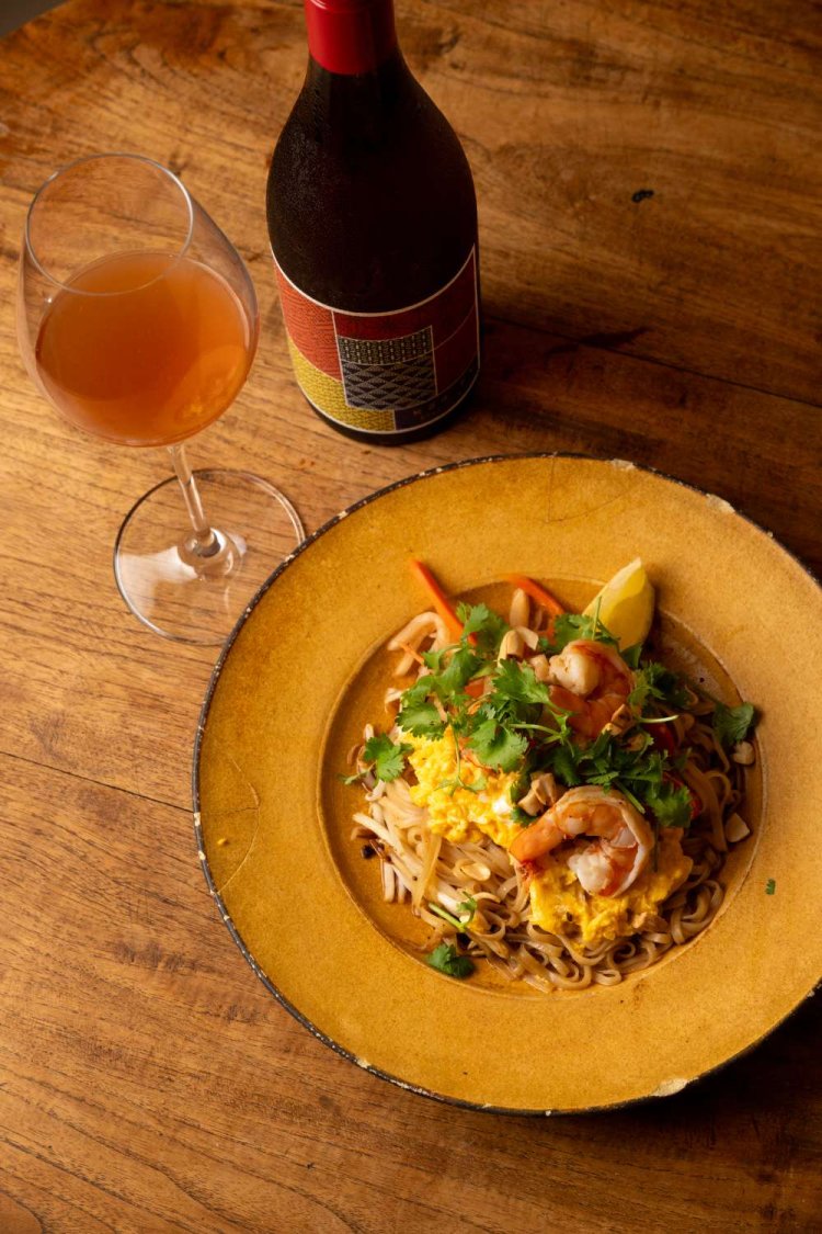 パッタイ1000円とオレンジワインがよく合う。