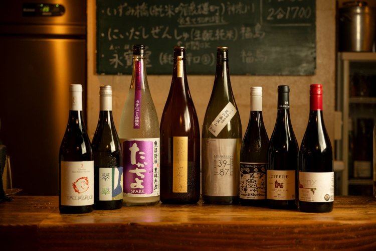 ワインはグラス1000円～、日本酒は1合880円～。