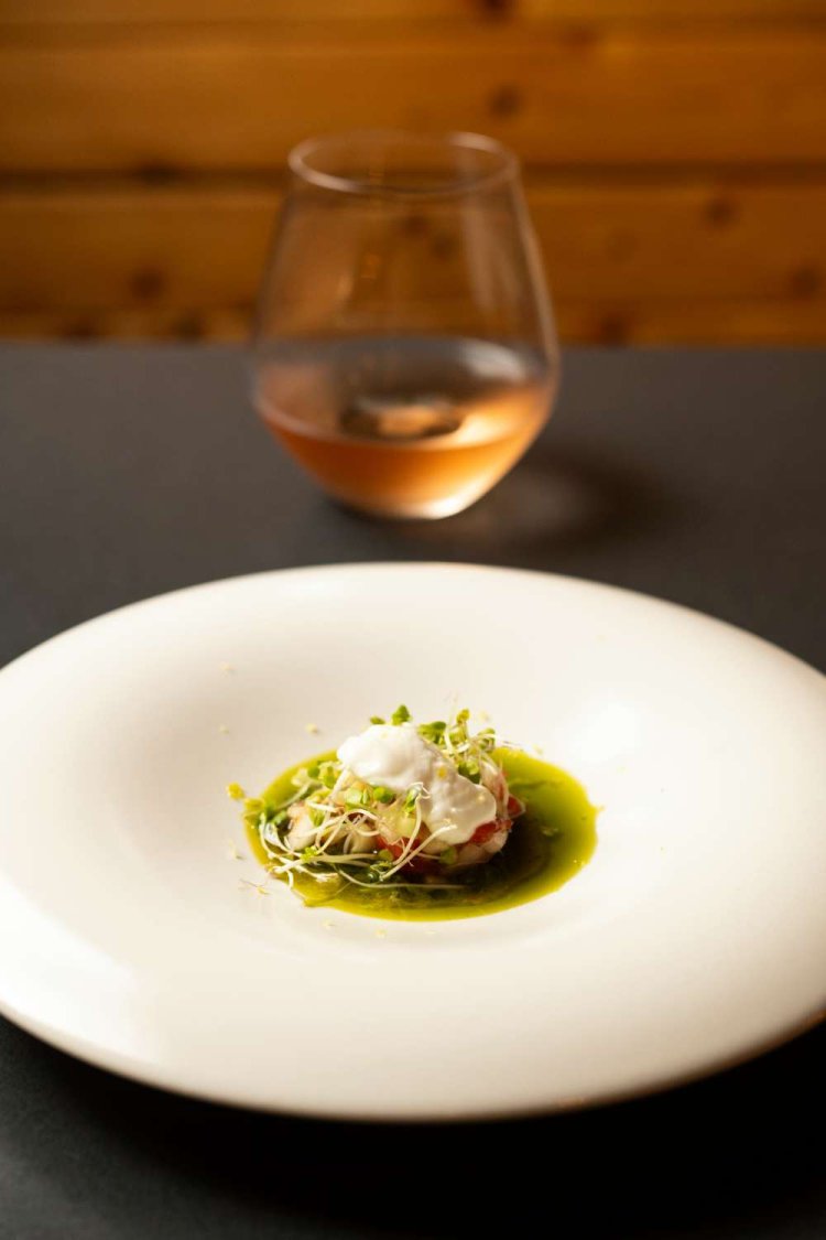 スイカとキュウリのサラダ1380円は盛り付けも美しい。