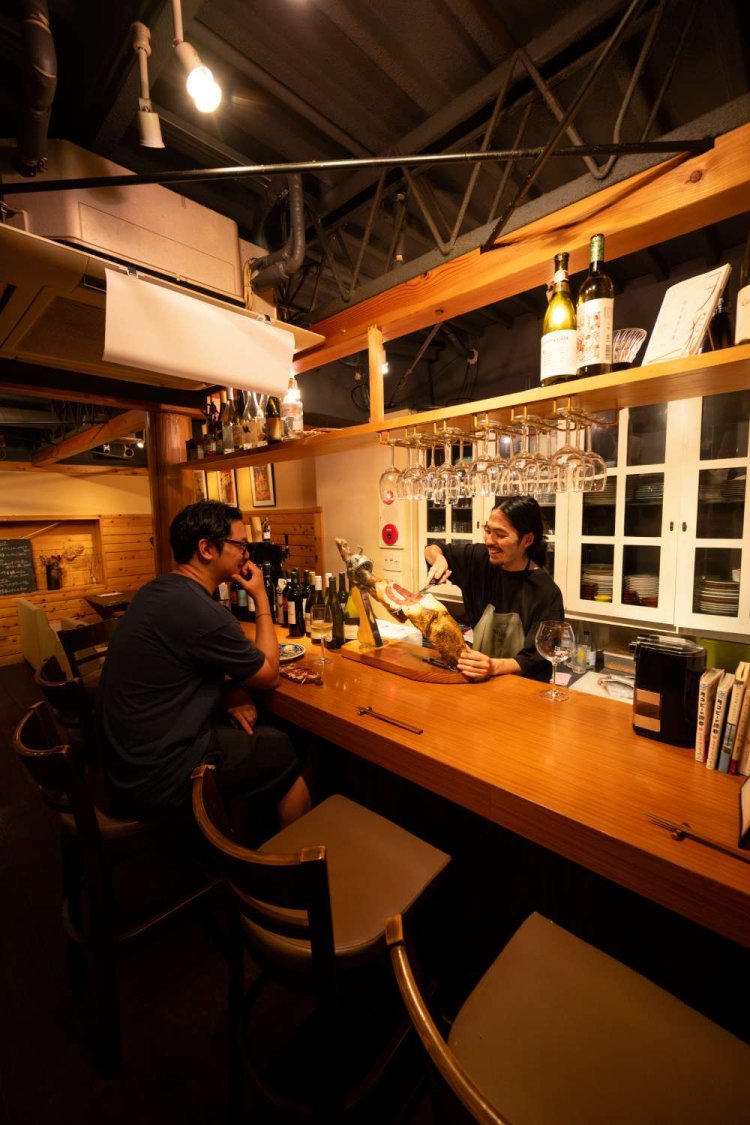 料理とお酒の説明も懇切丁寧。奥にはテーブル席を3卓用意。