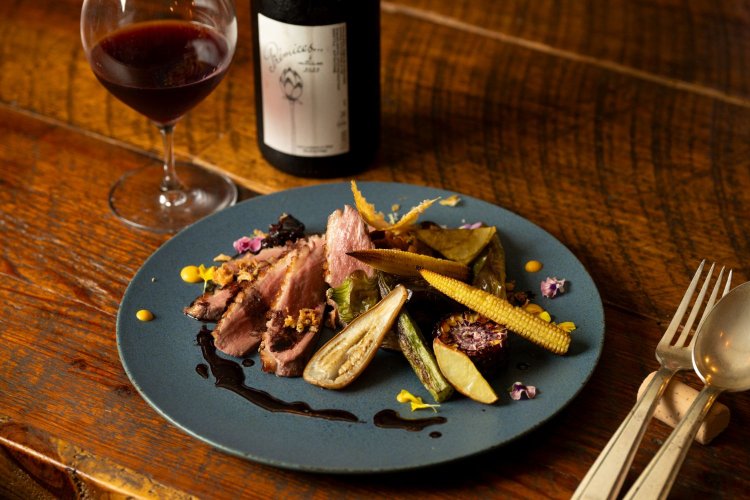 鴨のロースト1700円。万願寺とうがらしや紅あずまなど、さまざまな立川産の野菜が添えられる。