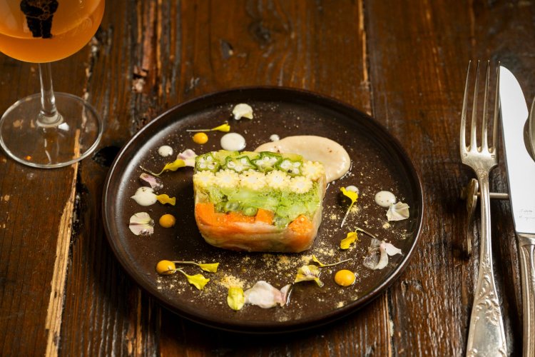 夏野菜のテリーヌ600円は、その時々の旬の野菜で。飾りの食用花も立川産。