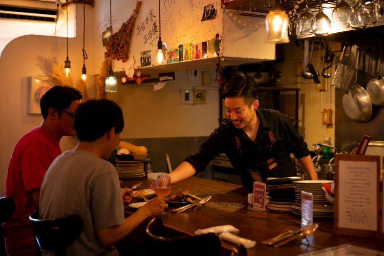 ライブ感を楽しめるカウンターキッチン。店主との会話も弾む。
