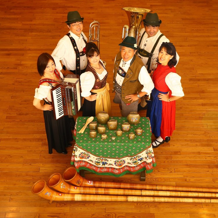 毎日アコーディオンやトロンボーンなどで音楽を奏でるアルプス音楽団。