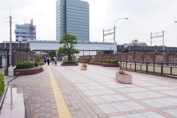 ちなみに田端ふれあい橋も同様で、車道の脇に歩行者用の橋があるタイプ。