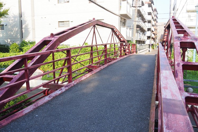 橋の西側から見たところ。