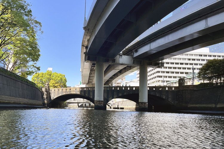 下流側から見た常盤橋。その奥に石橋の常磐橋もチラリと見える。
