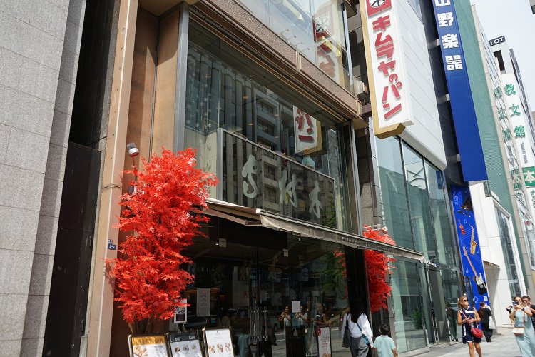 明治創業の老舗『木村屋總本店』。今も名物のあんぱん目当てに多くの客が押し寄せている。