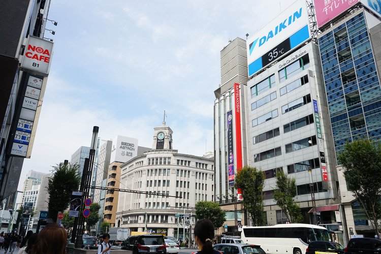 海外の人でにぎわう銀座。今も昔も多くの人が行き交う。