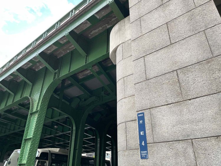 曙橋駅周辺の住宅地。新宿の喧騒からは想像できない静寂に包まれている。