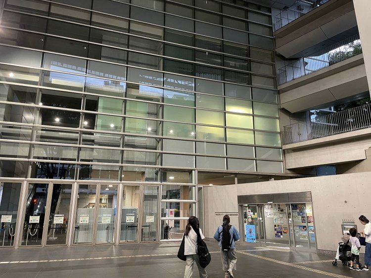 『新宿区立四谷図書館』が入る四谷区民センター。