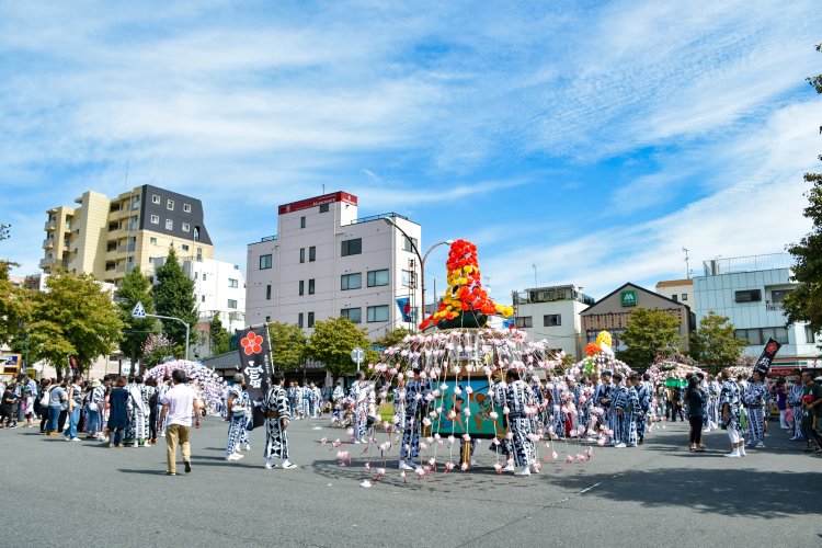 谷保駅北口のロータリーに各町会の万灯が集まり、華やかな雰囲気。