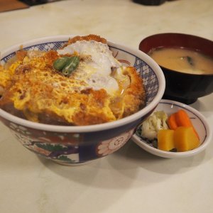 駅前の超一等地で至福のかつ丼が味わえるありがたさ。有楽町『とんかつ あけぼの』＜前編＞【街の昭和を食べ歩く】