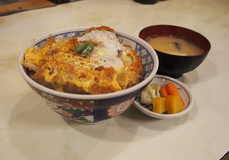 駅前の超一等地で至福のかつ丼が味わえるありがたさ。有楽町『とんかつ あけぼの』＜前編＞【街の昭和を食べ歩く】