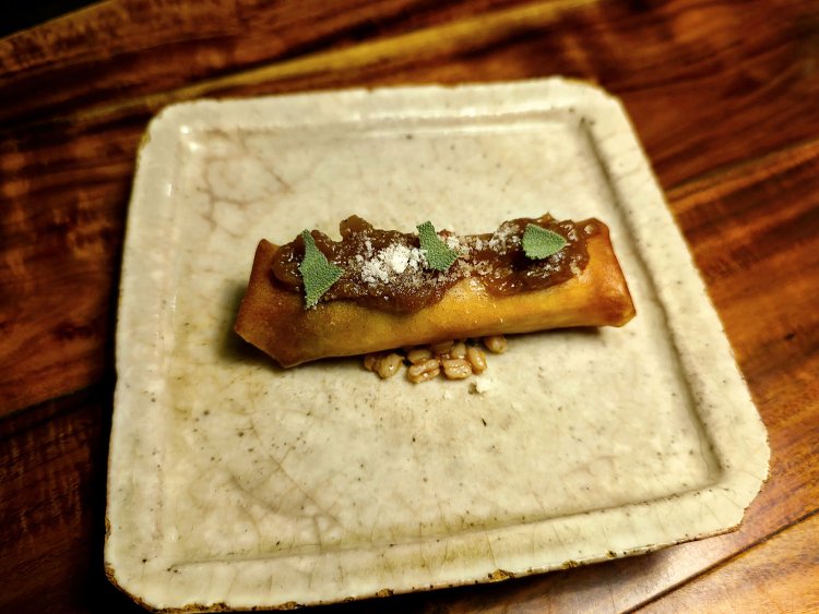 温前菜 鰯とベーコンとじゃがいもの春巻 飴色玉葱のソース。