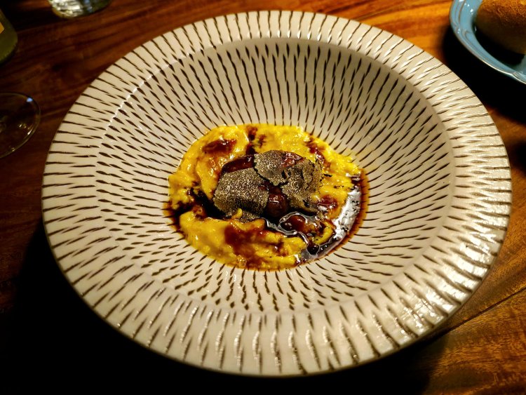 スペシャリテ ずわい蟹の蟹身・蟹味噌のスクランブルエッグ フォアグラ添え トリュフとアメリケーヌの二色ソース。