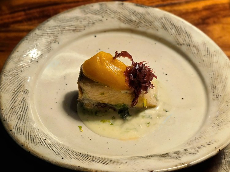 魚料理 秋鮭のムニエル 柚子香る海藻バターソース。