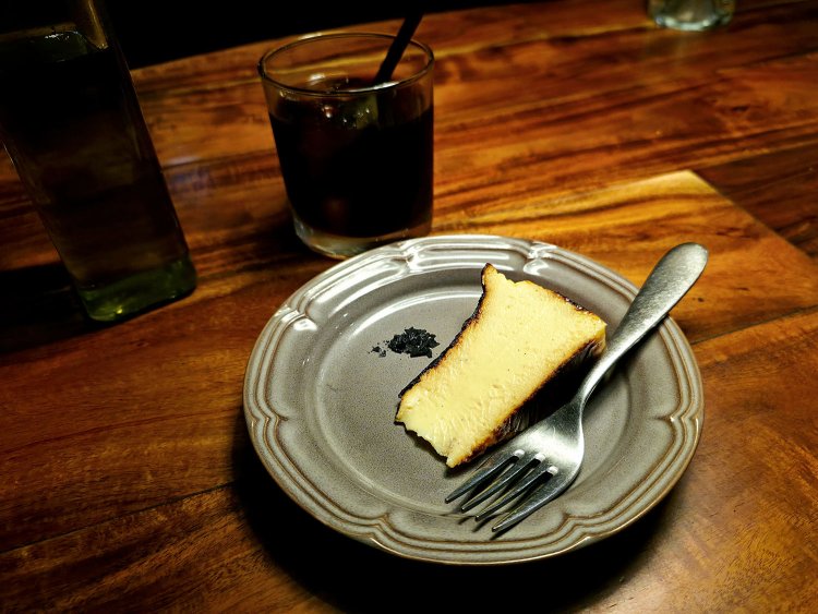 本日の選べるデザート バスクチーズケーキ、アイスコーヒー。