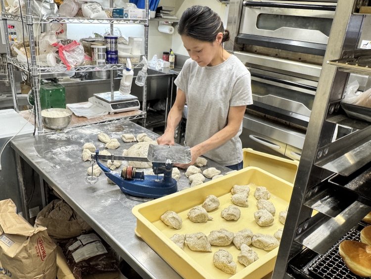 営業中も作業を続ける寺田さん。