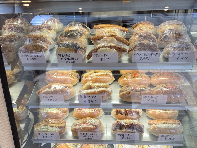 色とりどりのサンド類が並ぶショーケースは見ているだけで楽しい。