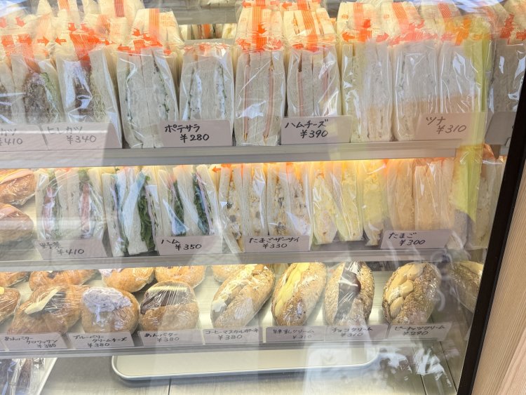 一番人気はやっぱりたまごサンド300円だ。