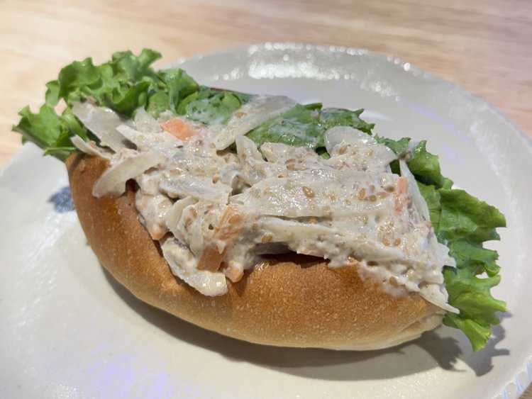 ごぼうサラダ250円も具材が、当然たっぷり。