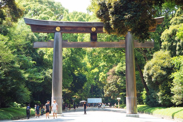 参道に立つ大鳥居（第二鳥居）。木造の明神鳥居としては日本一の大きさを誇る。