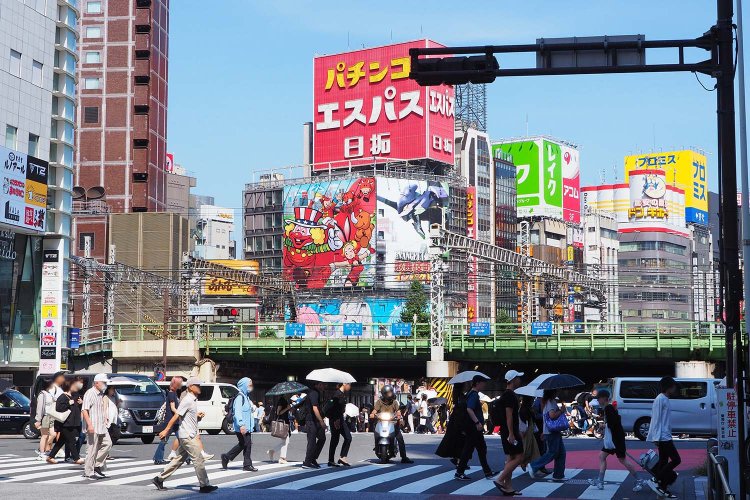 新宿大ガードと、その向こうに見える駅東口の建物。