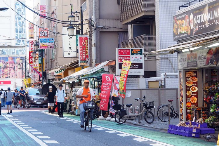 新大久保駅西側の路地はイスラム横丁と呼ばれることも。