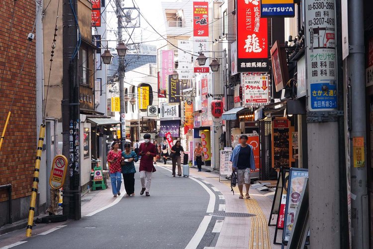 高田馬場駅前から弧を描いて北西方面へと延びるさかえ通り。