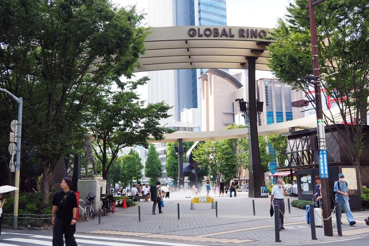 「国際アート・カルチャー都市」を目指して整備された池袋西口公園のグローバルリング。