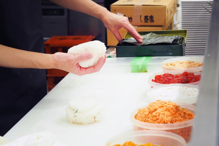 技を受け継いで握る。