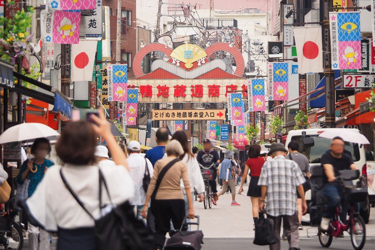 旧中山道沿いににぎわう巣鴨地蔵通り商店街。お寺や露店が並び、古き良き日本の文化を感じる。
