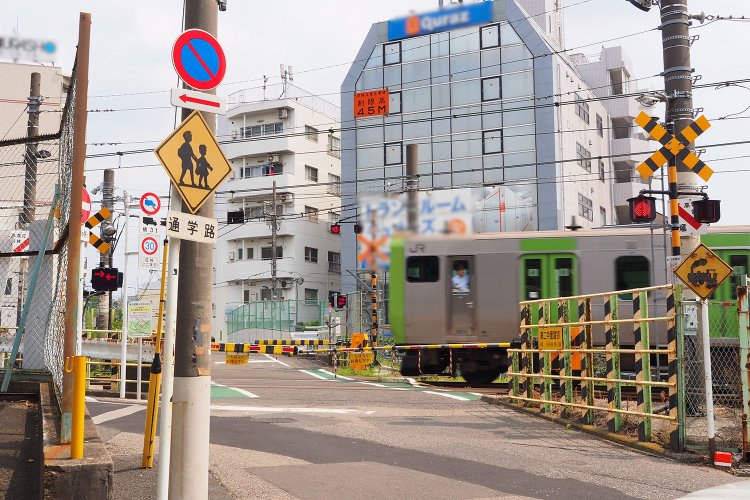 山手線で唯一の踏切、第二中里踏切を渡る。