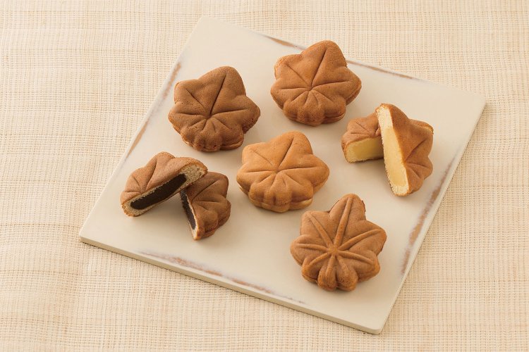 6個入940円。こしあん、粒あん、チーズクリーム、チョコレート、お芋、2025年3月に仲間入りした新商品の黒ごまの全6種類。