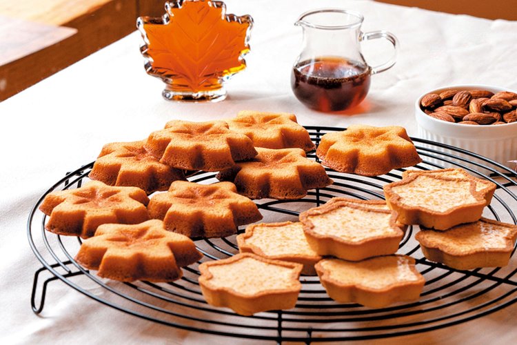 タルト4個入972円～、フィナンシェ8個入1296円～。広島の県木をかたどった洋菓子。フィナンシェはメープルシュガーを入れ、しっかりした味わいに仕上げている。