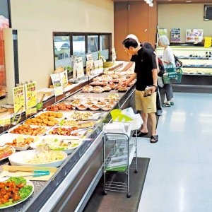 こだわり牛肉＆馬刺しの牧場直営店のスーパー、長野県『新鮮屋オタギリ』は「手造り惣菜バイキング」も魅力！