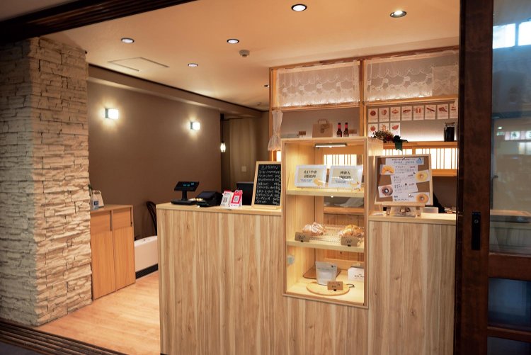 フロント横には若女将プロデュース、米粉ドーナツのカフェがある。