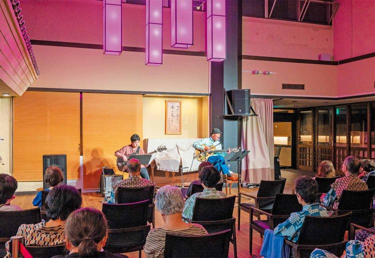 「万座ホットスパーズ」のライブ。右が一将さん。　