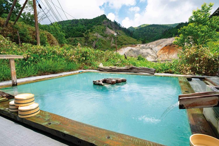 ワイルドな湯浴みが堪能できる露天風呂「極楽湯」。晴れていれば満天の星に出合える。