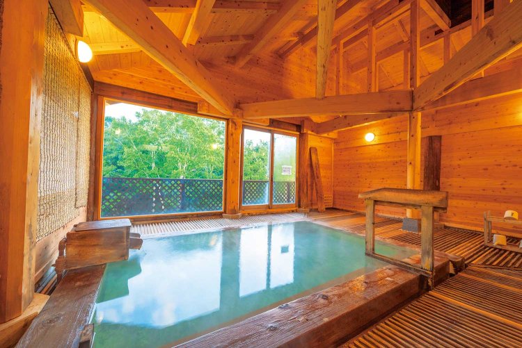 「湯房」にある万天の湯。檜の白木が明るく、清々しい気持ちになる。