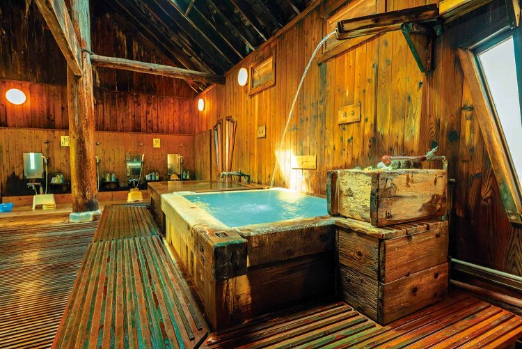 「苦湯」「 姥湯」「 滝湯」（写真）など湯船は6つ。総天然木造りの大浴場「長寿の湯」。