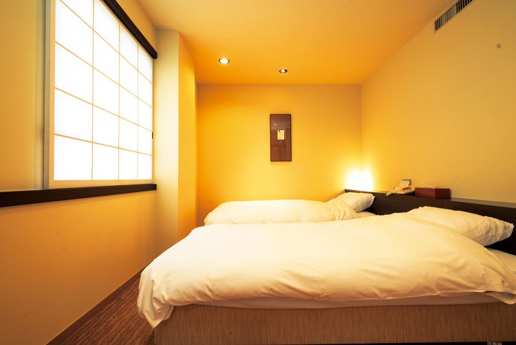 和室、洋室のほか、ツインベッドルームを備えた和洋室もある。