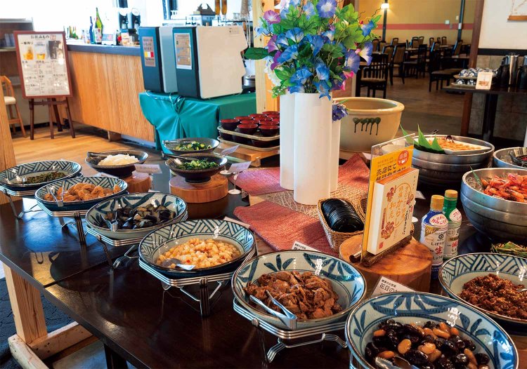 夕食も朝食もブッフェ料理。鶏肝旨煮、モロヘイヤ胡麻和え、花豆の甘露煮など「健康お総菜」が充実している。デザートは10種類程度。