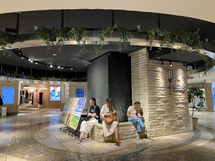 地下1階にあるとは思えない、自然を感じさせる水と緑の「ゆらぎの広場」。腰かけて待つのにも適している。