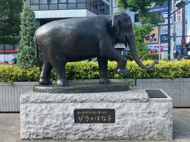 右前足を上げたポーズははな子お得意の姿。周囲にベンチもあり、待ち合わせ場所としてもわかりやすい。