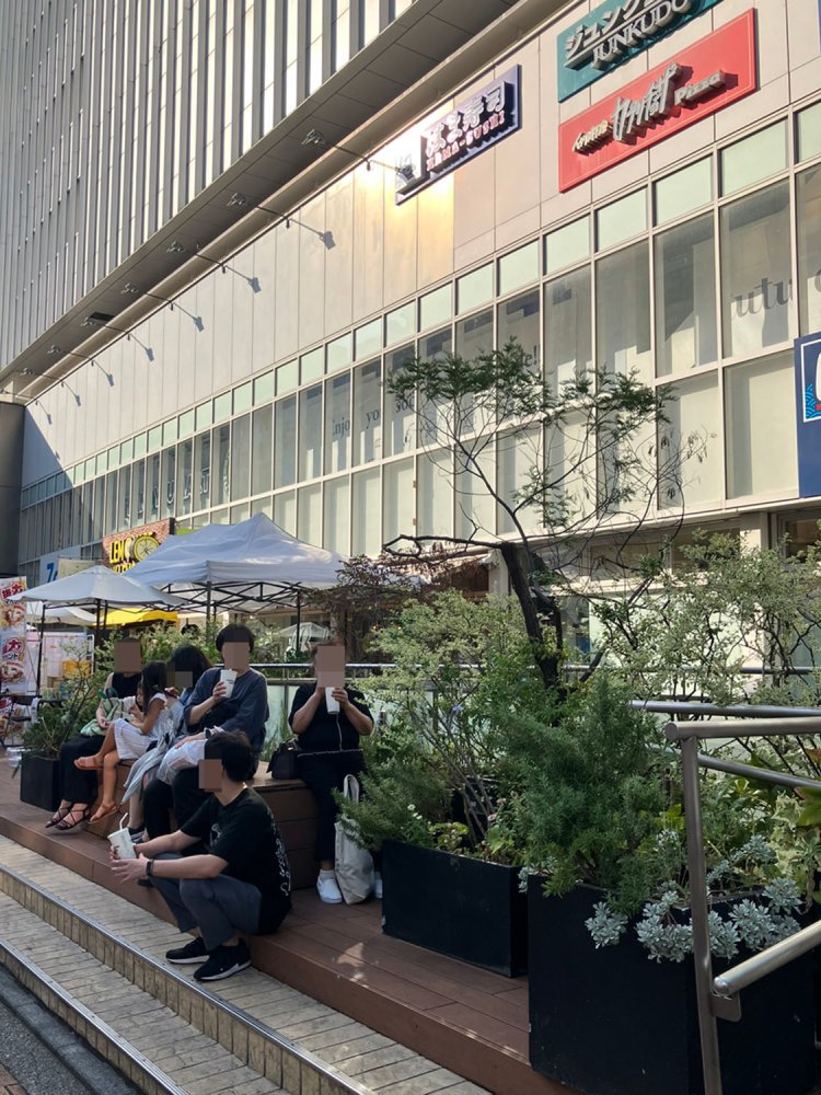 コピス前。テイクアウトのお店もあるので、飲食しながら座っている人が多い印象。