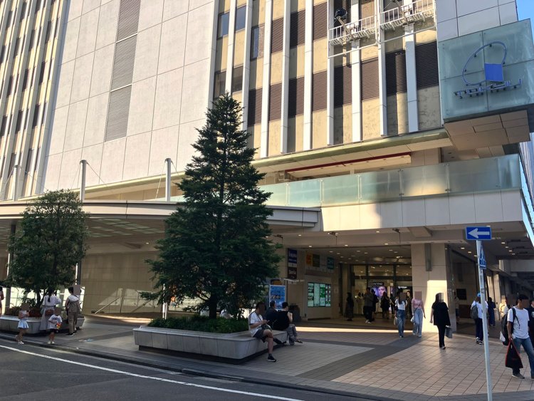 東急百貨店横。ベンチ型の植え込みは、多くの人が利用していた。