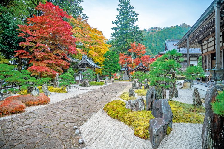 重森完途（かんと）の手になる枯山水庭園。